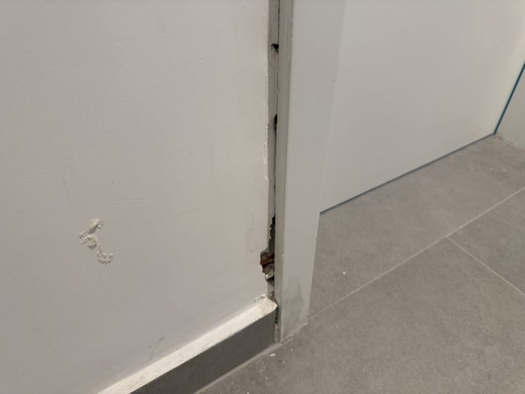 Batente de porta danificado registrado na vistoria de recebimento
