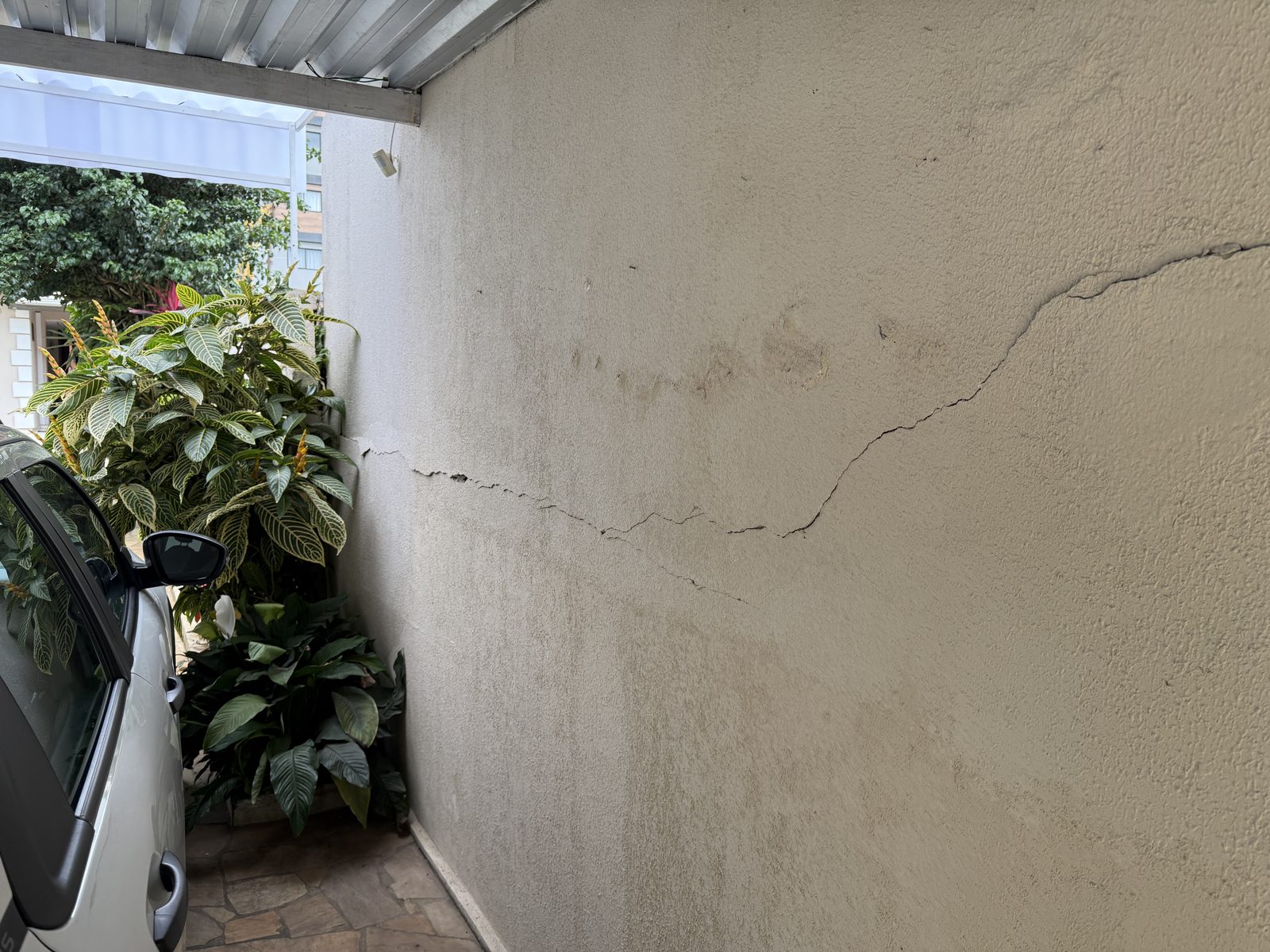 Fissuras mapeadas em muro de divisa entre terrenos vizinhos