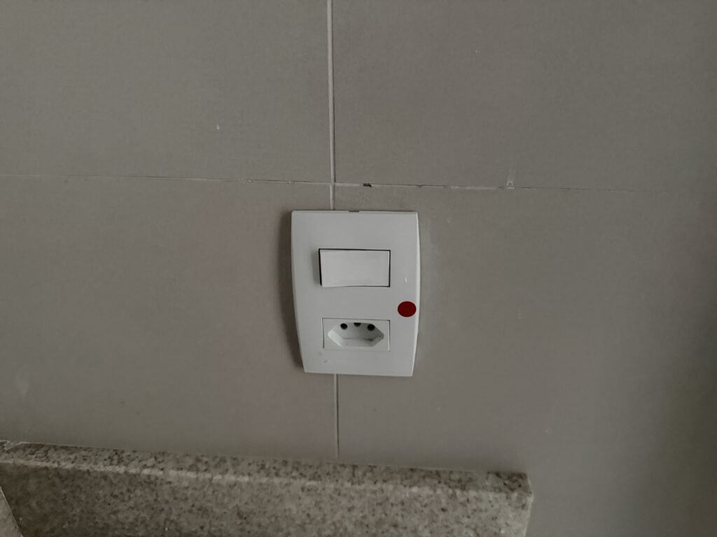 Tomada e interruptor com vício elétrico marcados na vistoria de recebimento