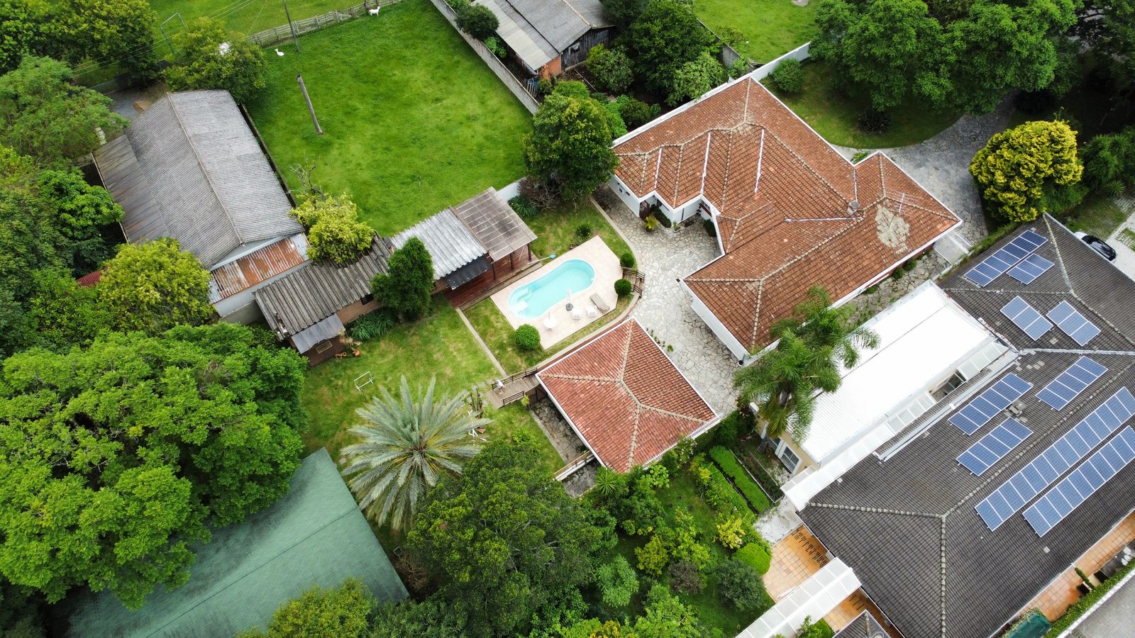 Telhado de residência vizinha inspecionado por drone em vistoria cautelar