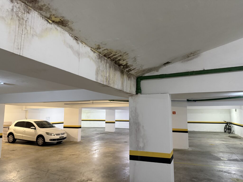 Sinais de umidade em viga e laje da rampa de garagem em inspeção predial
