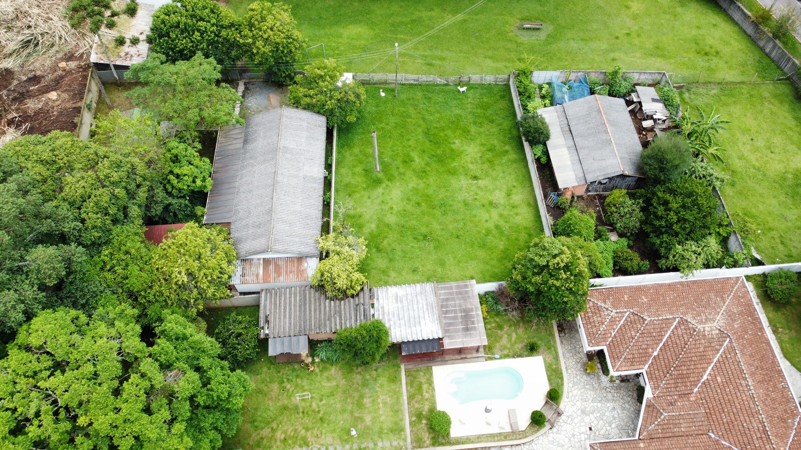 Inspeção de fachada e cobertura de imóvel vizinho com drone