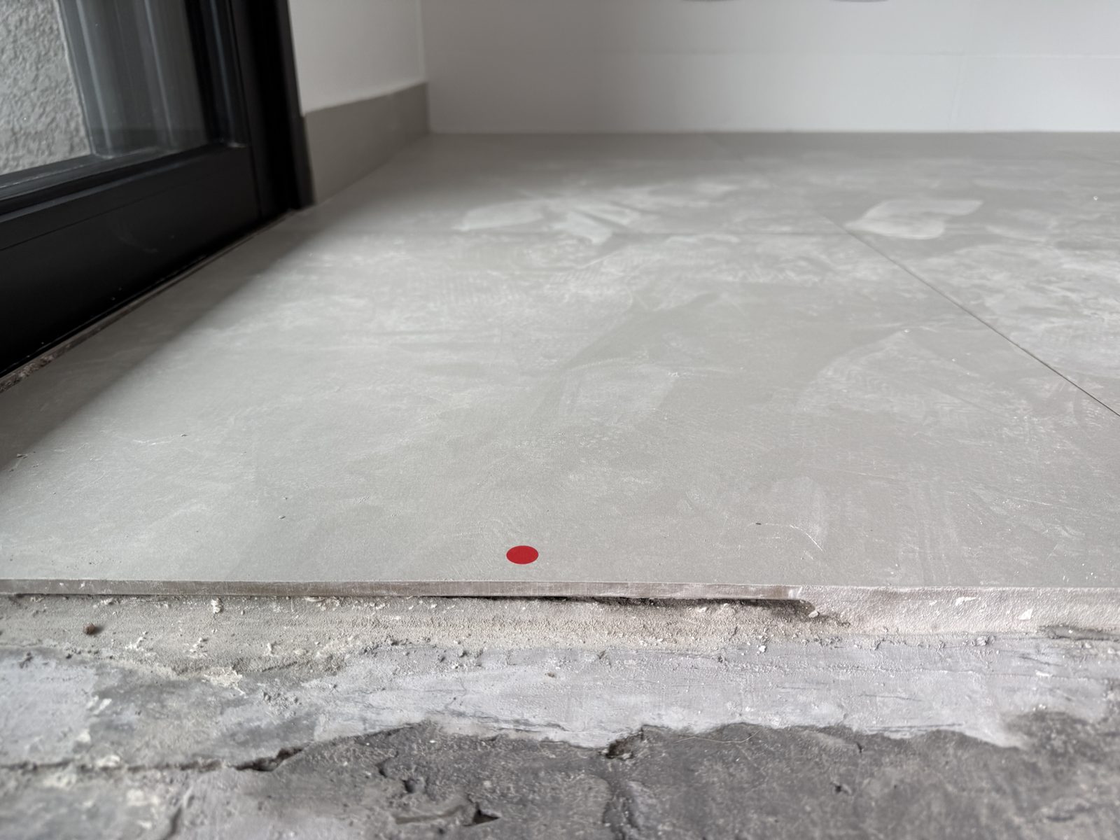 Piso mal assentado na cozinha de apartamento novo identificado na vistoria de recebimento